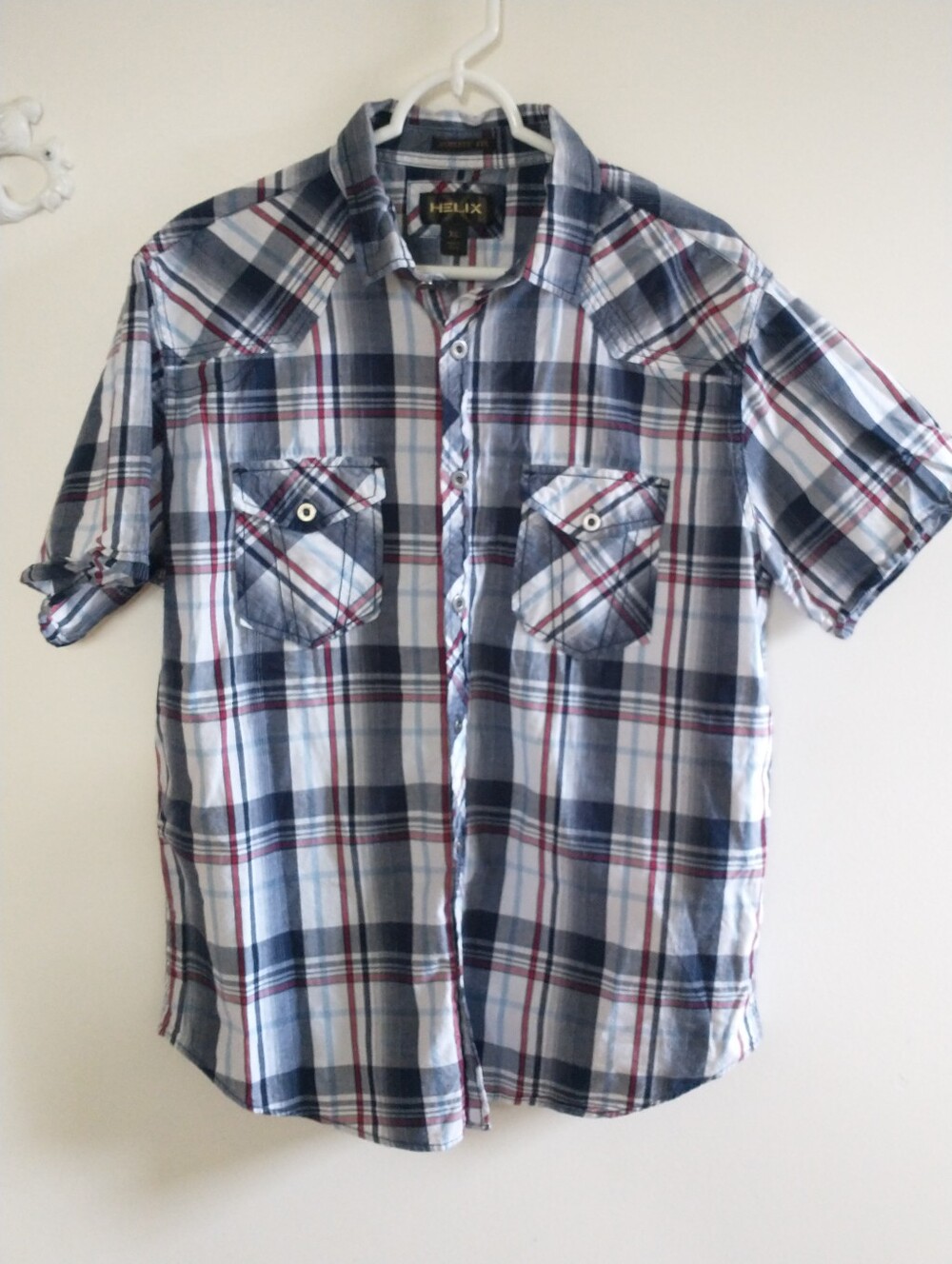 Helix Men’s Short-Sleeve Plaid Button-Down Shirt in Blue, White & Red XL
